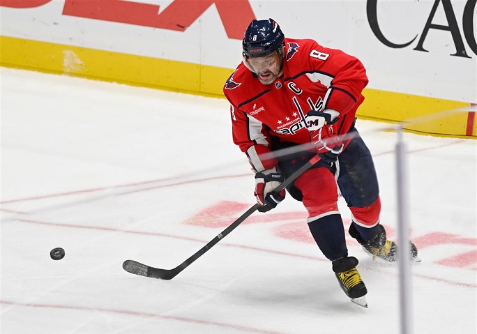 Le premier joueur de l'histoire de la LNH à atteindre le club des 900 buts